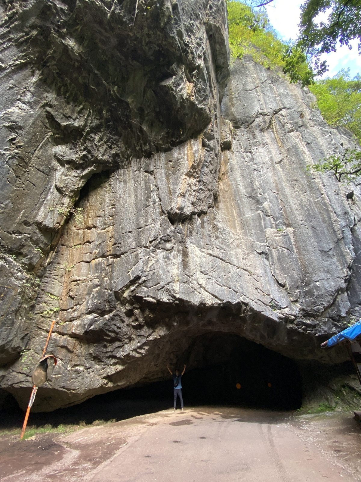 穴小屋洞窟 ― 岩の裂け目をくぐる、羽山渓の手掘りトンネル