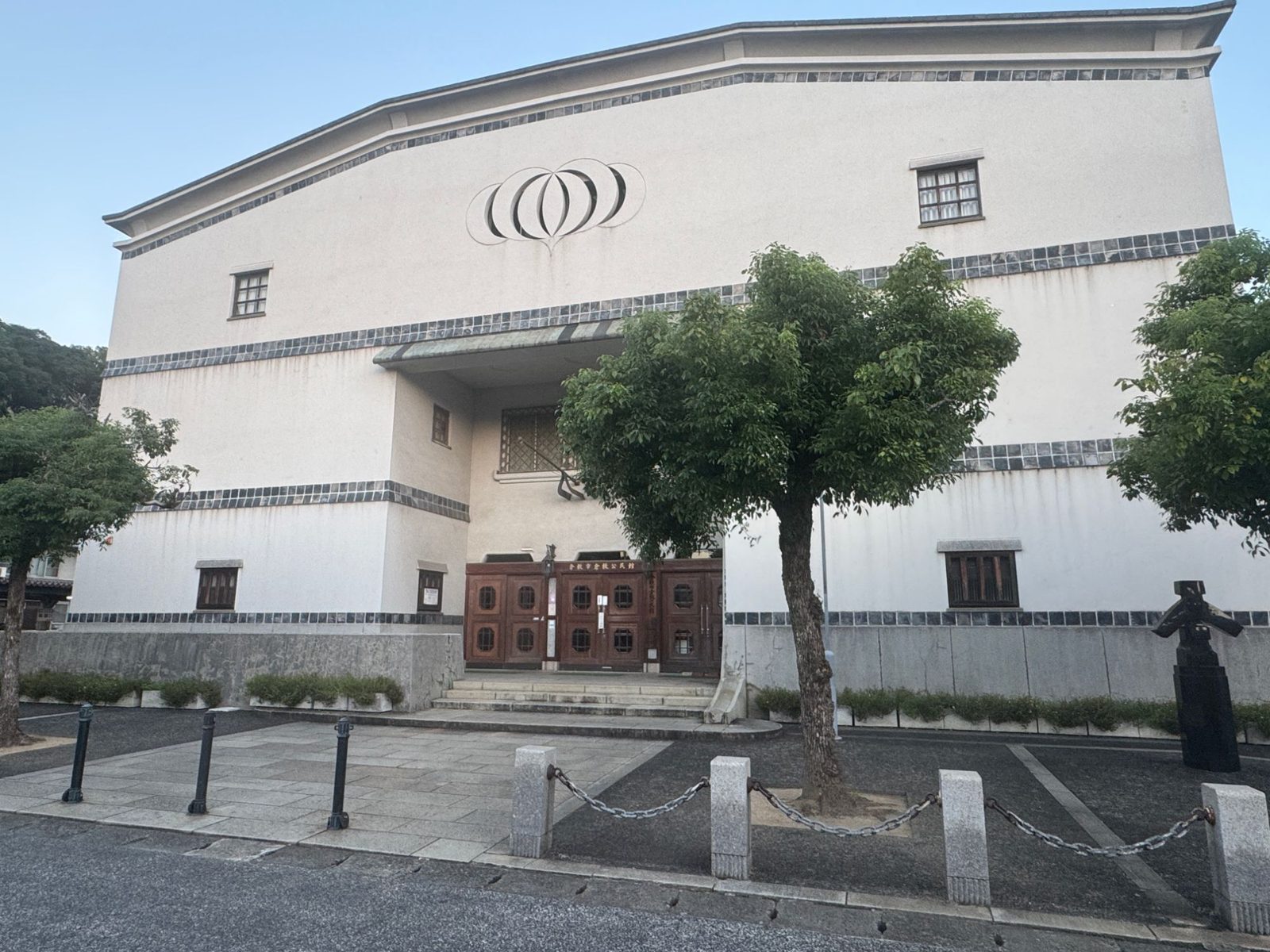 倉敷市倉敷公民館 ― 白壁の建物