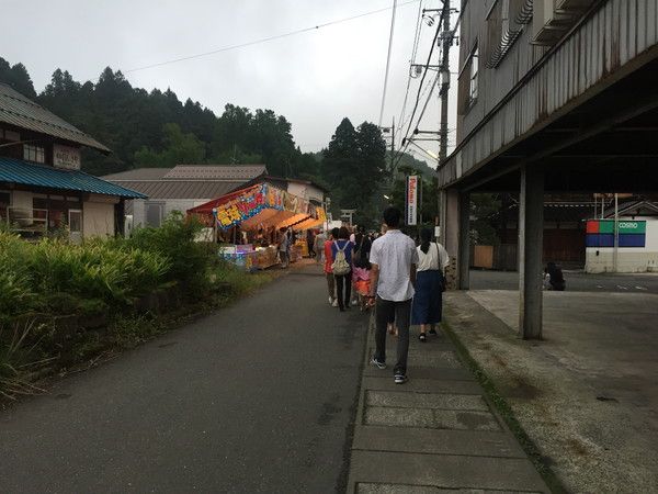 夕暮れの福田神社に灯る提灯