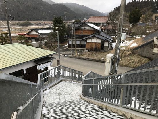 駅の階段から見た村の風景