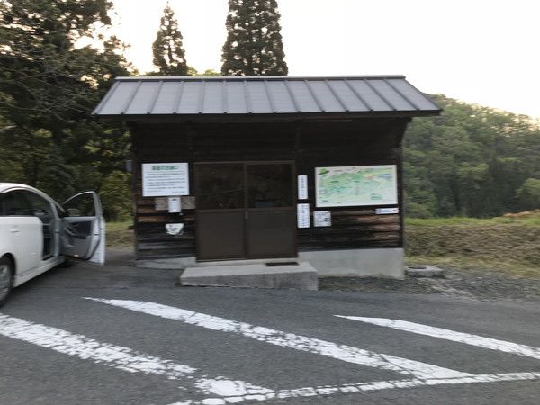 無人の休憩所