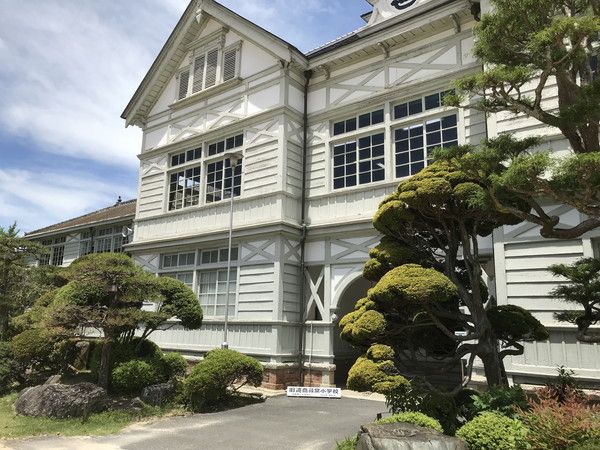 左右対称の木造校舎の外観写真