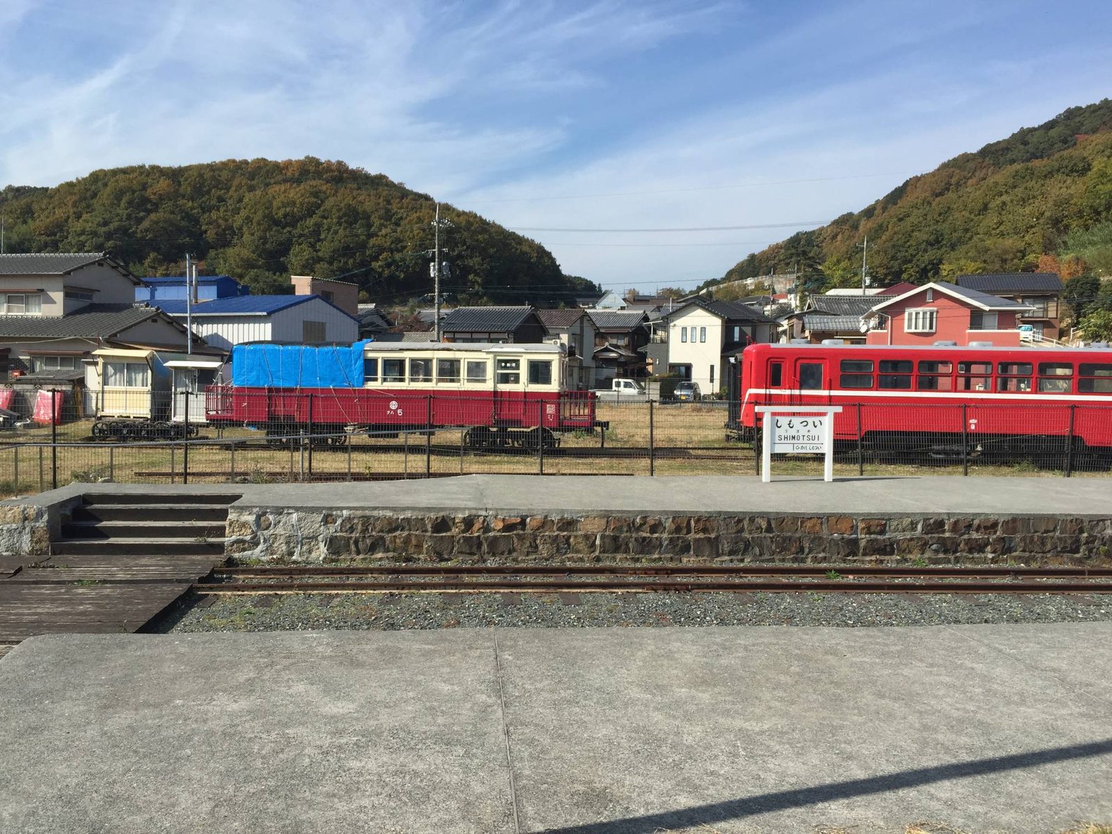 下津井駅跡のホームと保存されている赤い車両
