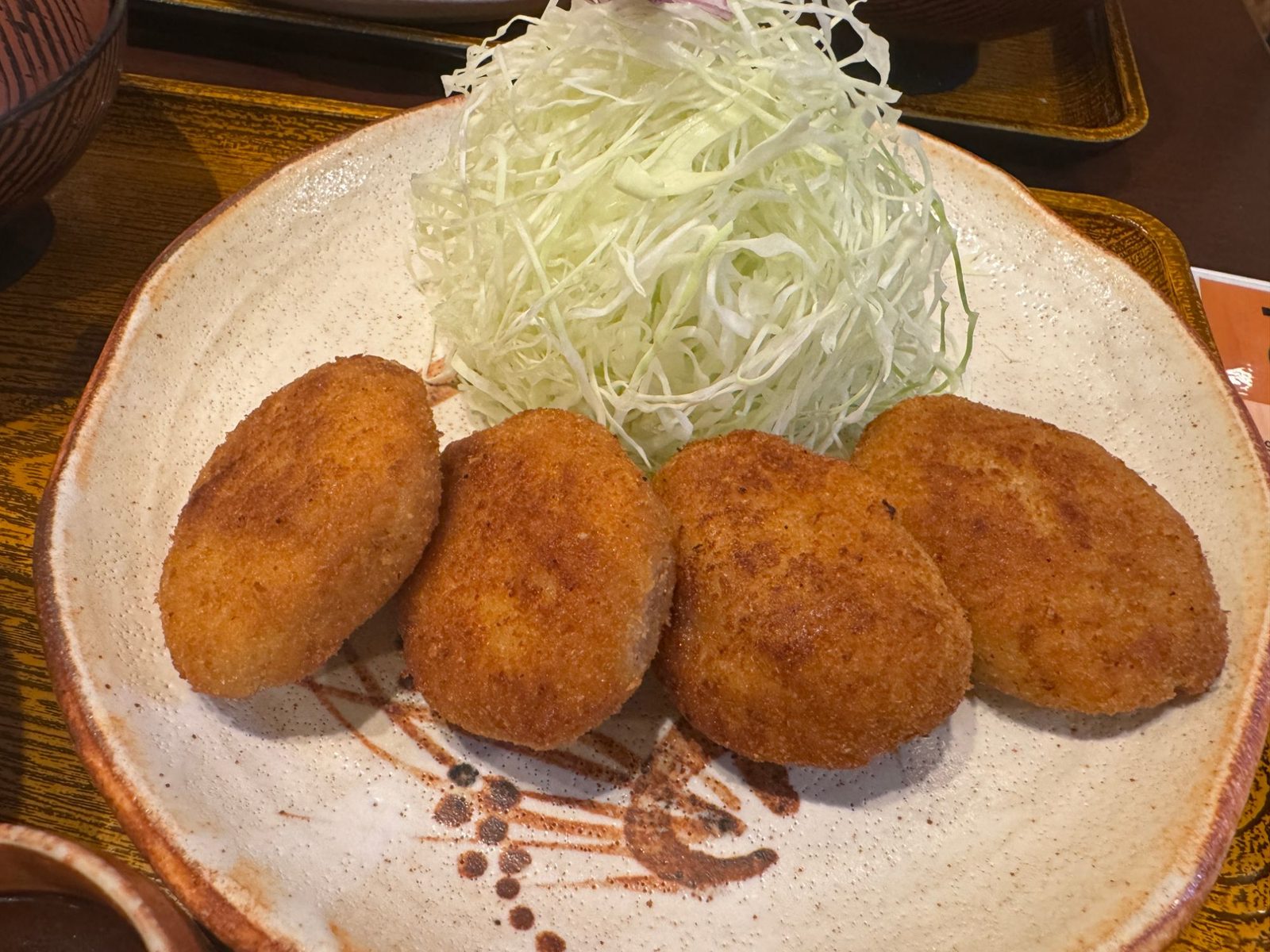 味噌カツのアップ。サクッと揚がった一口サイズのカツ