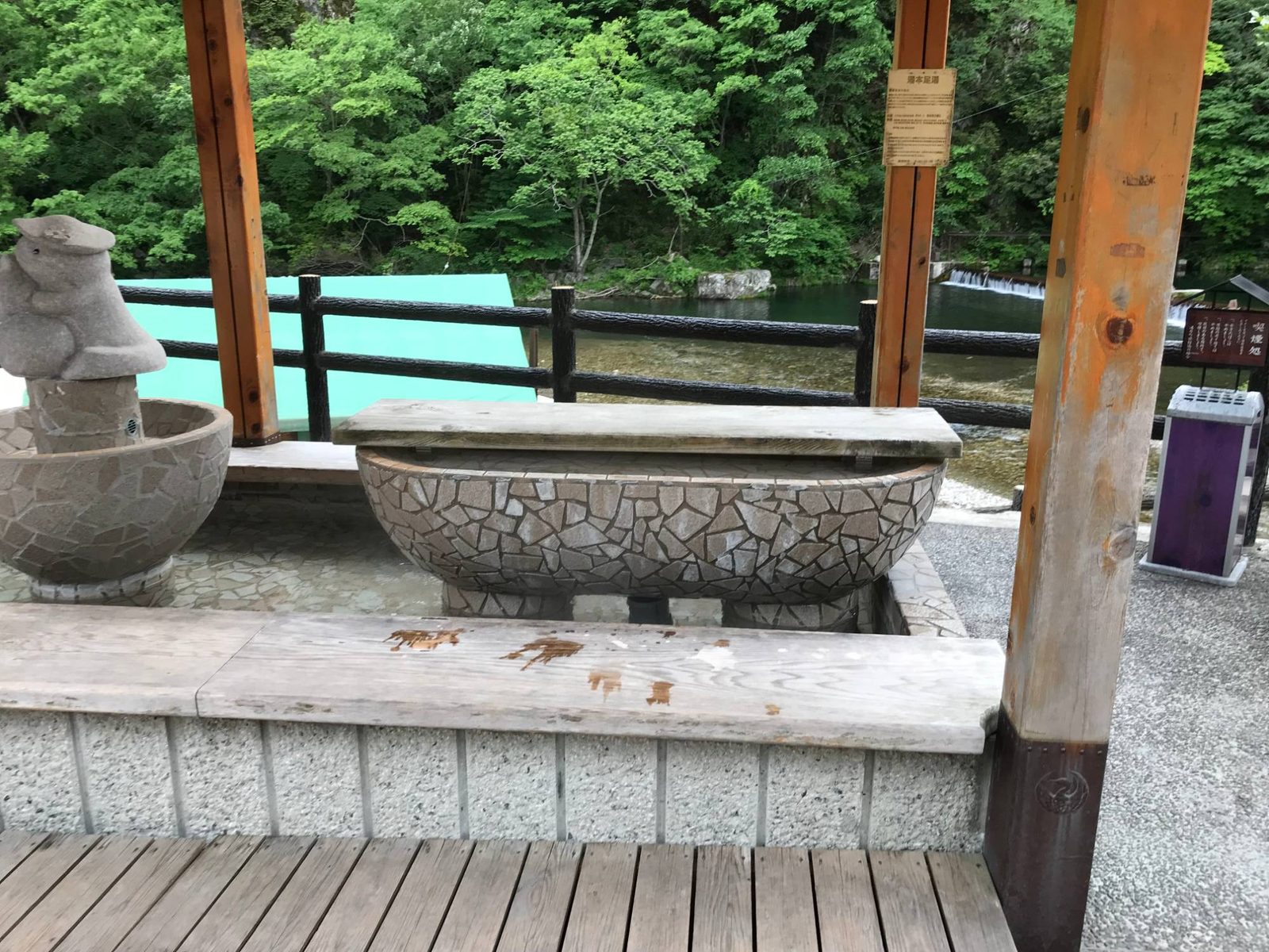 旭川を望む湯原温泉の足湯「湯本足湯」
