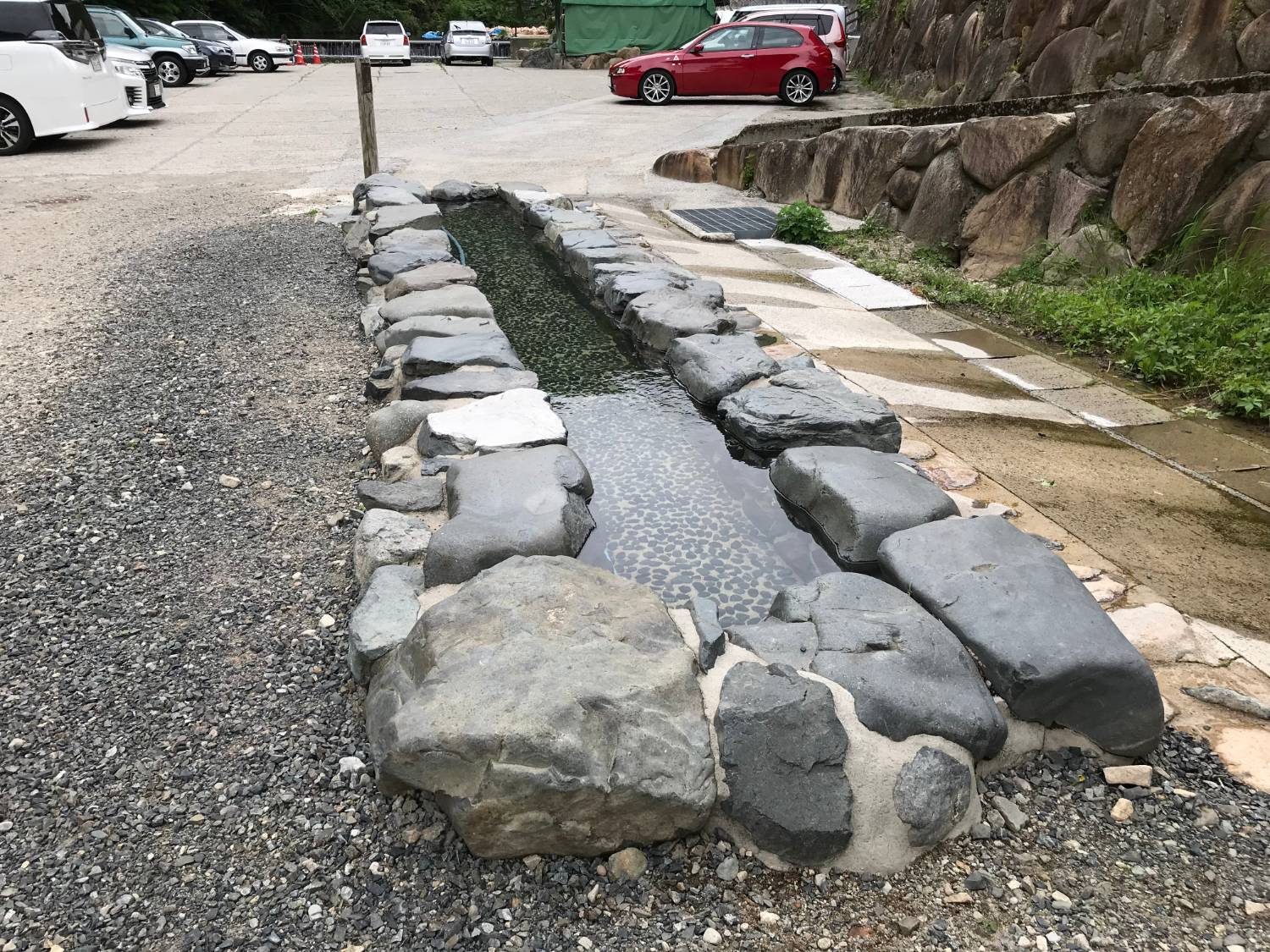 石で組まれた湯原温泉の足湯の湯路