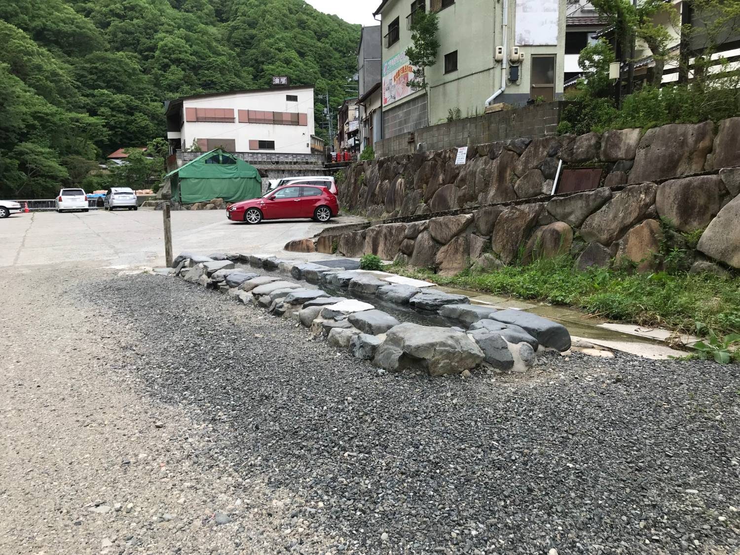 川辺の駐車場わきに設けられた足湯